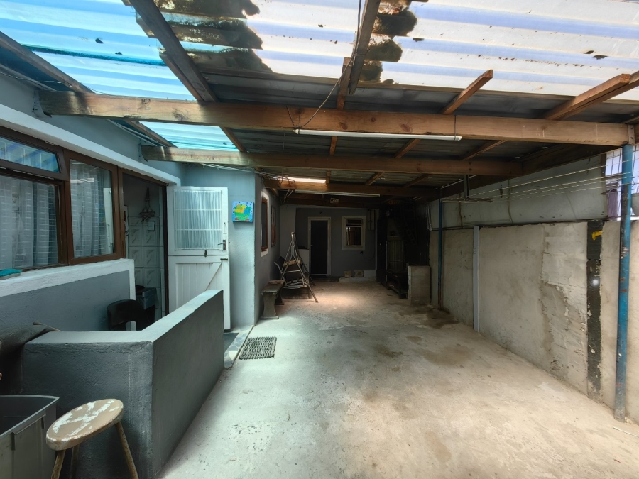 6 Bedroom Property for Sale in Roosendal Western Cape